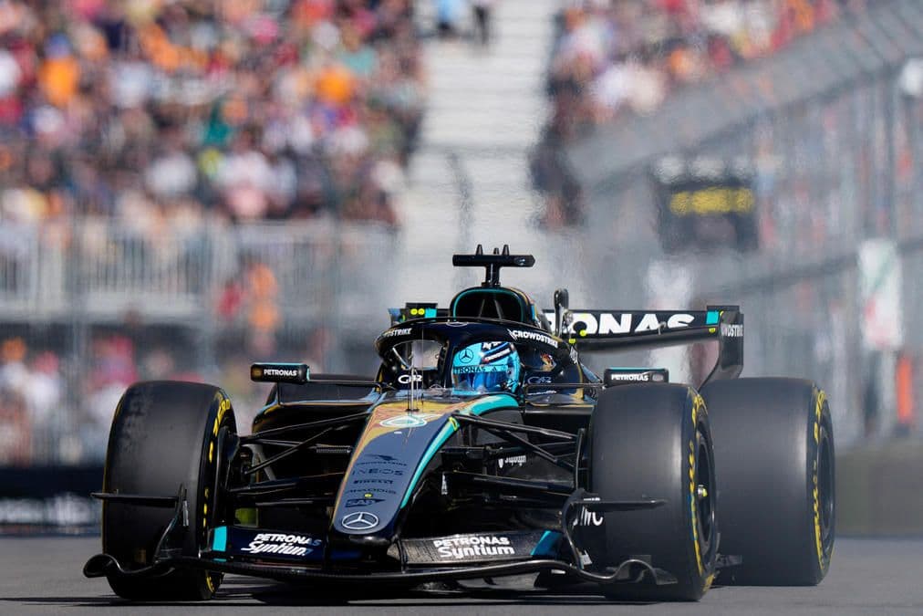 George Russell'ın kullandığı Mercedes Formula 1 aracı Kanada Grand Prix'sinde pistte