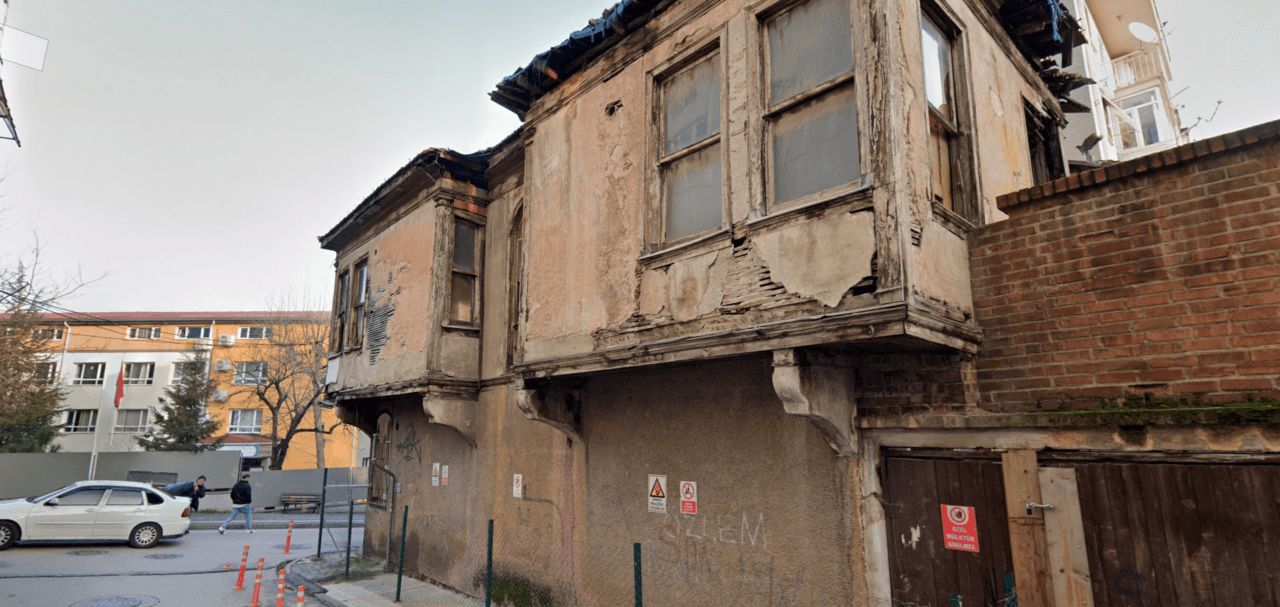 Bursa'da çatısı çöken tarihi Papazın Evi'nin dış görünümü.