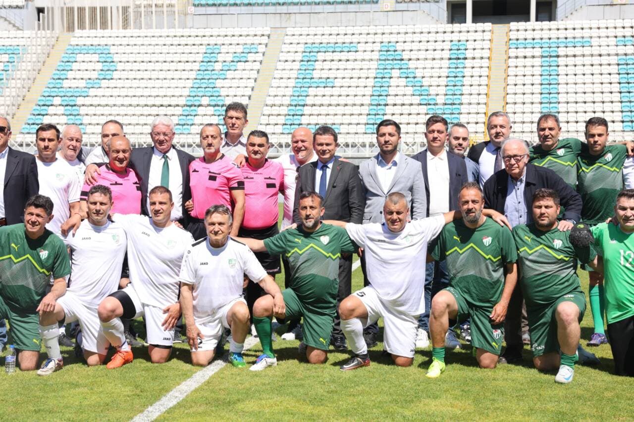 Bursa'da Eski Yıldızlar Sahada: Balkan Master Futbol Turnuvası Başladı