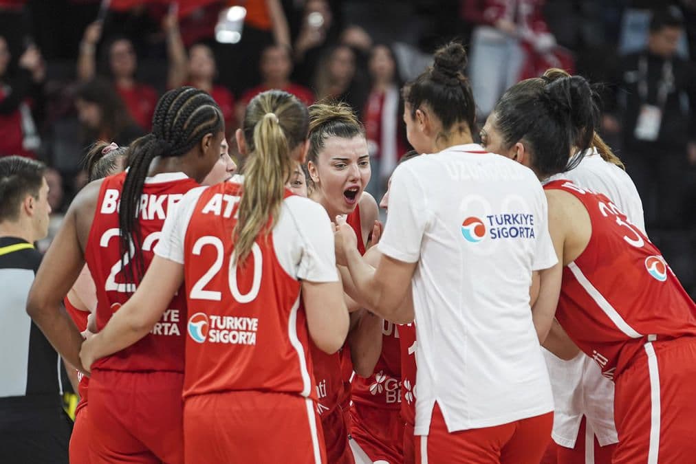 A Milli Kadın Basketbol Takımı oyuncuları maç sırasında bir arada