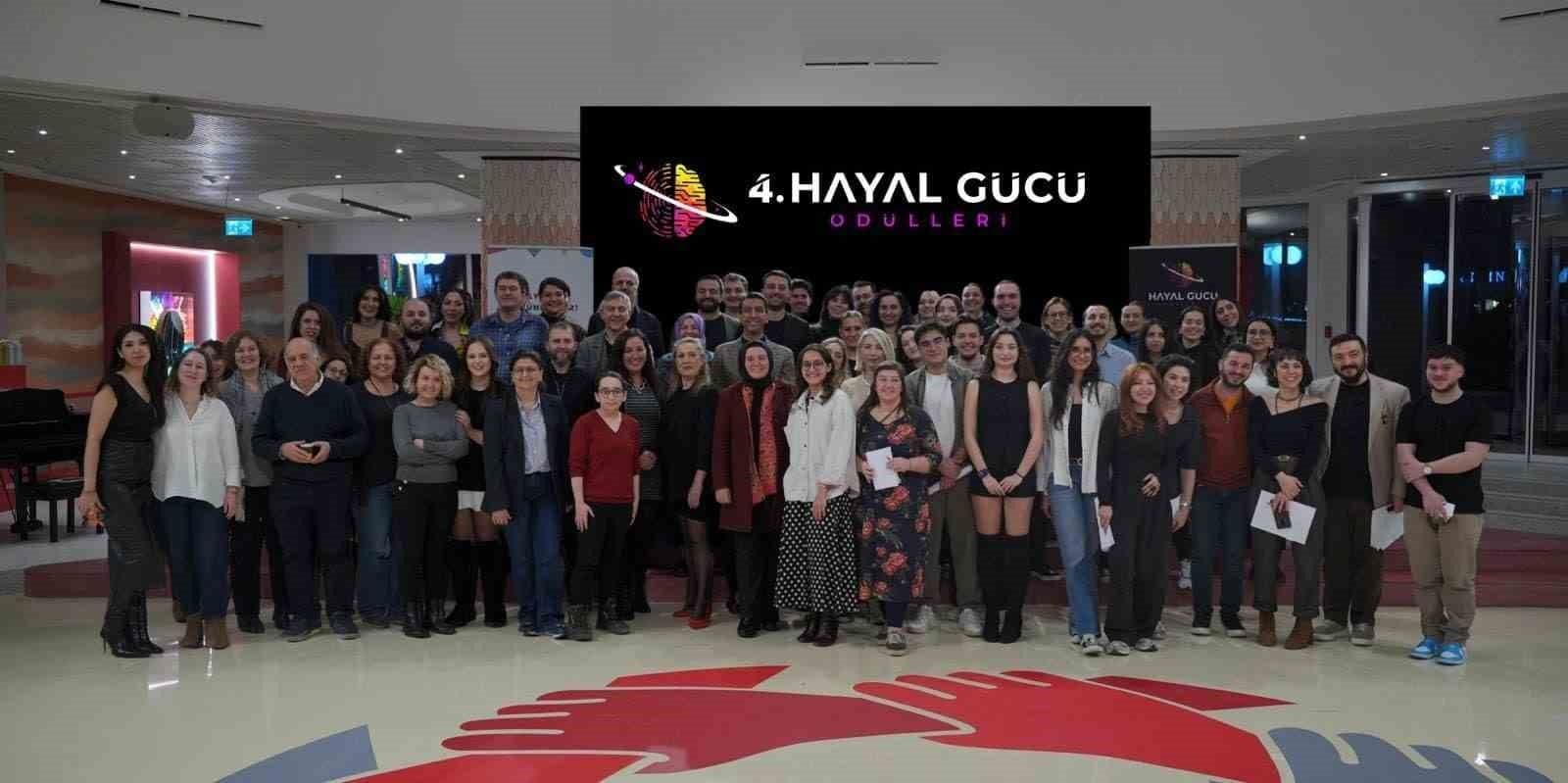 Hayal Gücü Merkezi projesinin 4. Hayal Gücü Ödülleri etkinliğinde çekilmiş toplu fotoğraf.