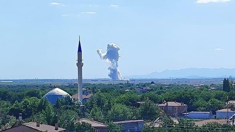Niğde'deki havai fişek fabrikası patlamasından yükselen dumanlar
