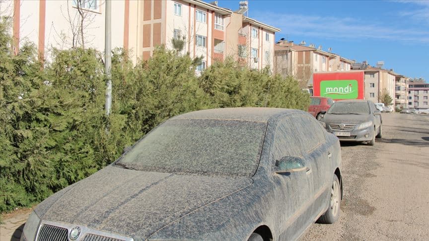 Bursa'da çöl tozu nedeniyle çamurla kaplanmış araçlar.