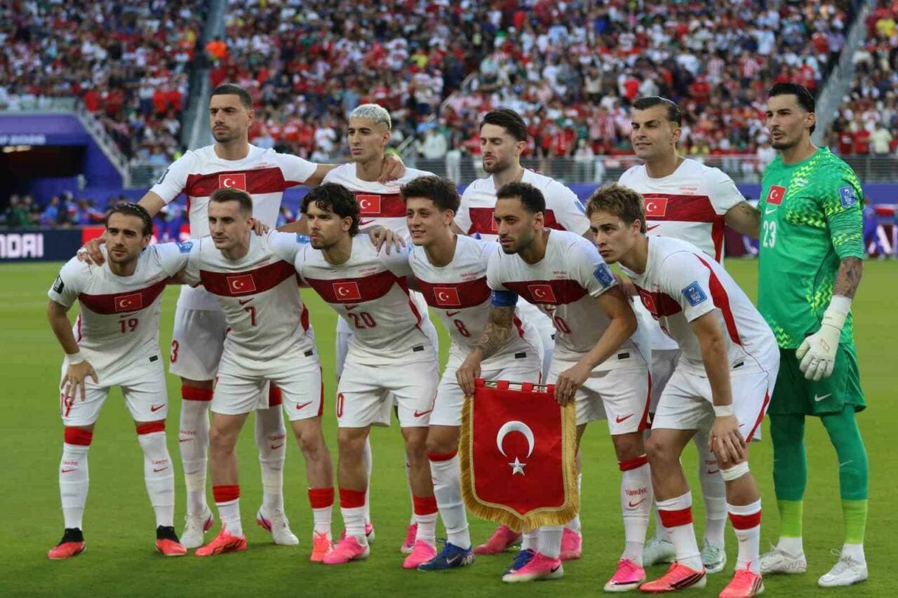 A Milli Futbol Takımı'nın maç öncesi çekilmiş takım fotoğrafı.