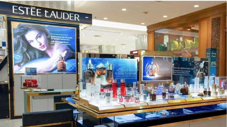 Estée Lauder mağazasında kozmetik ürünleri ve marka logosu.
