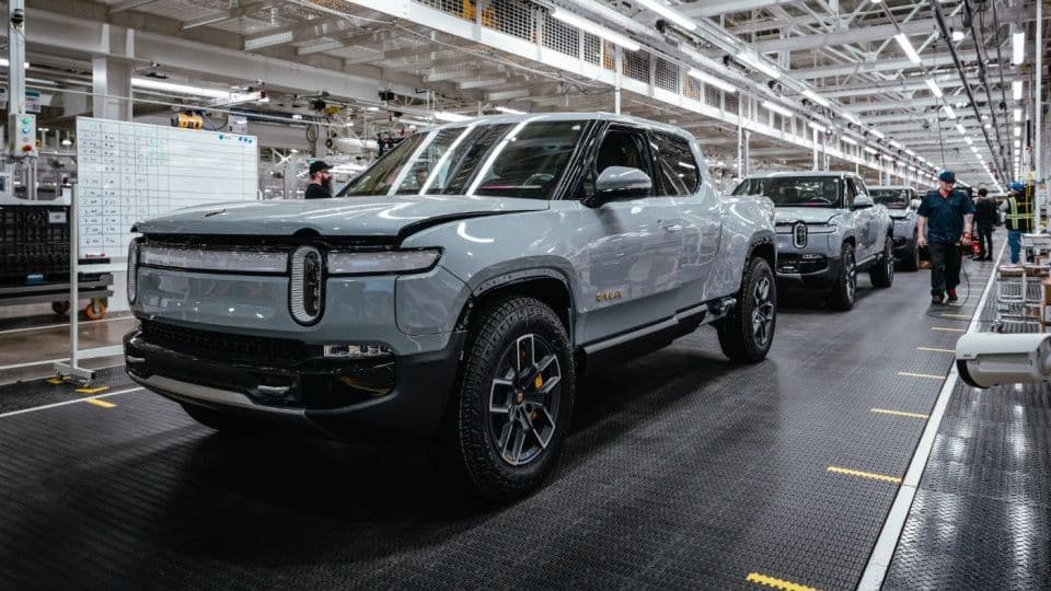 Rivian elektrikli araç üretim bandı ve fabrikada montajı yapılan bir kamyonet.