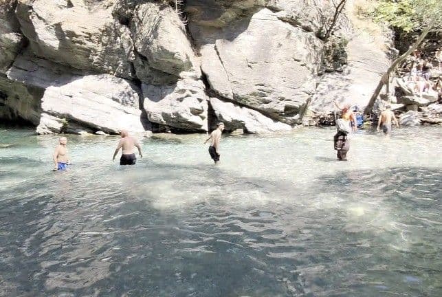 Balıkesir Edremit'te orman yangını, kanyon ve duman manzarası.