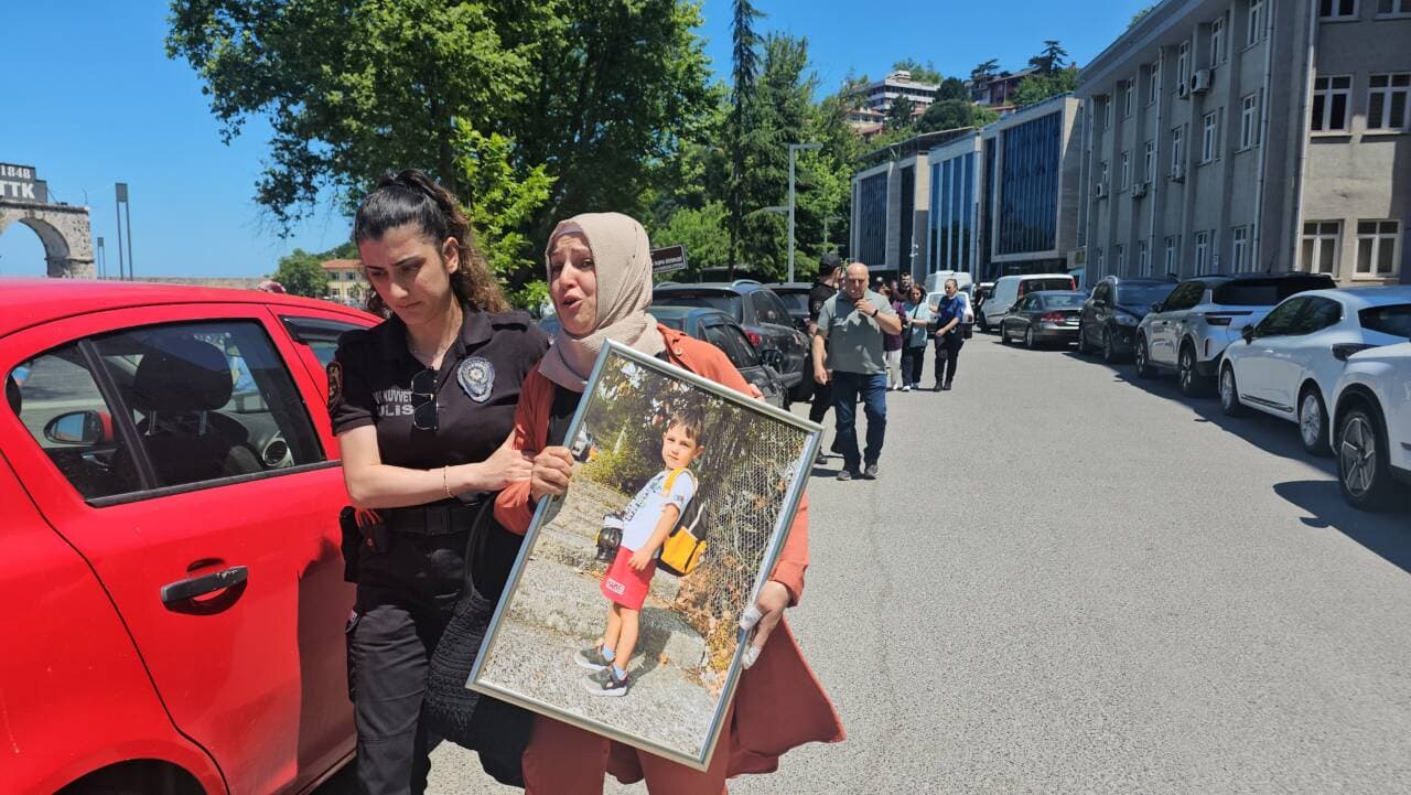 Sarp Eymen davasında anne ve polis, mahkeme çıkışı