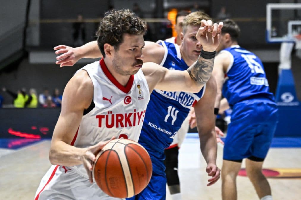 A Milli Erkek Basketbol Takımı oyuncusu, İzlanda maçında top sürerken