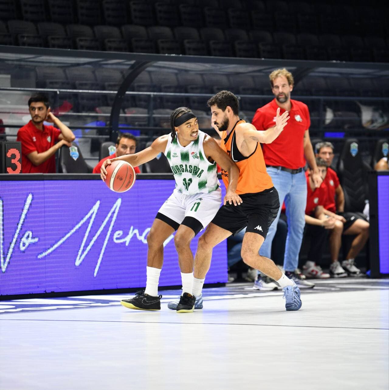 Bursaspor Basketbol oyuncusu maç sırasında top sürerken.