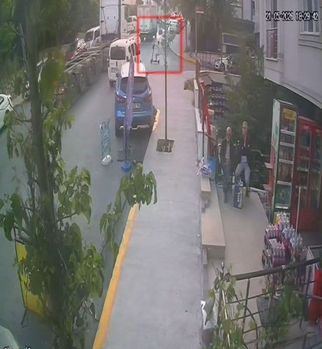 Beylikdüzü'nde skuter kazası, tır ve skuterın görüldüğü güvenlik kamerası görüntüsü.