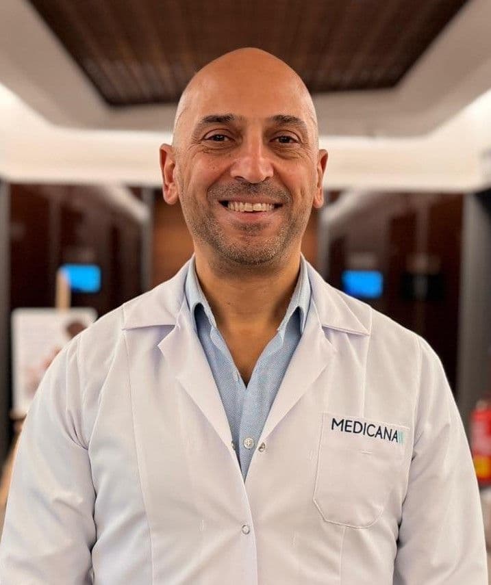Medicana Sağlık Grubu İç Hastalıkları Uzmanı Dr. Burak Uzel'in portresi.