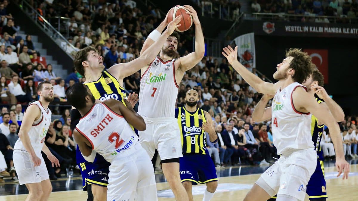 Fenerbahçe Beko ile Glint Manisa Basket arasında oynanan Türkiye Sigorta Basketbol Süper Ligi maçından bir an.