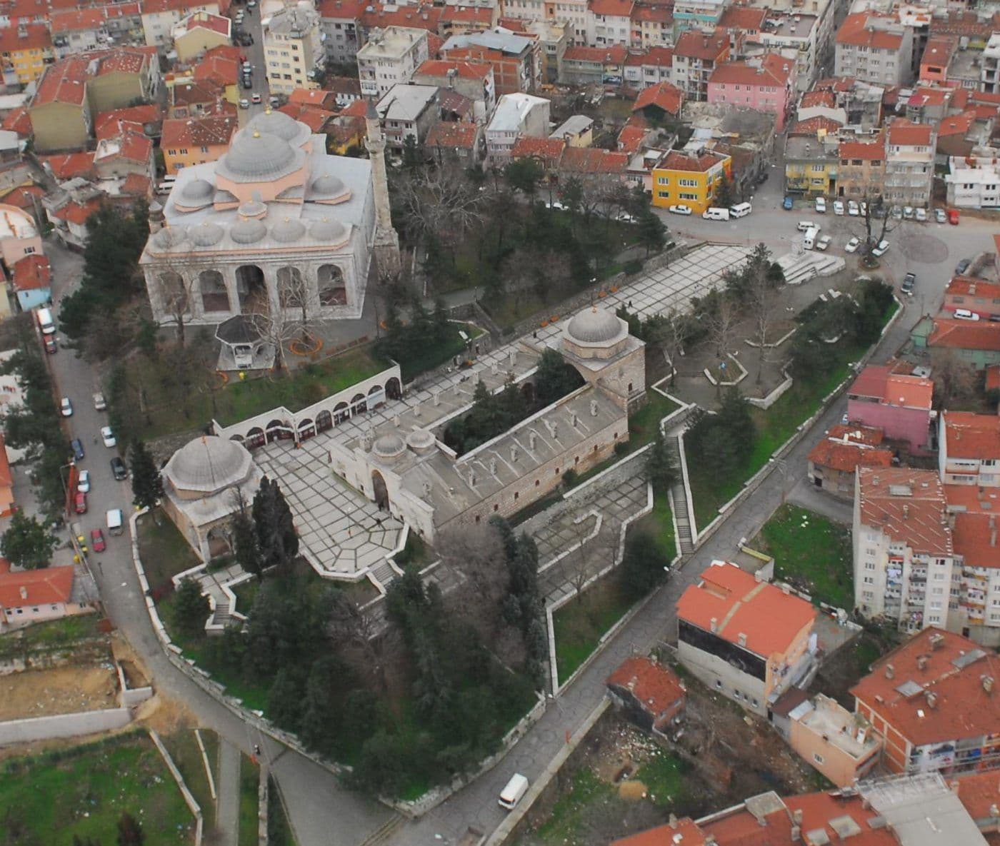 Bursa'daki Yıldırım Bayezid Külliyesi'nin kuşbakışı görünümü. Cami, medrese ve çevresindeki tarihi yapılar yeşillikler içinde.