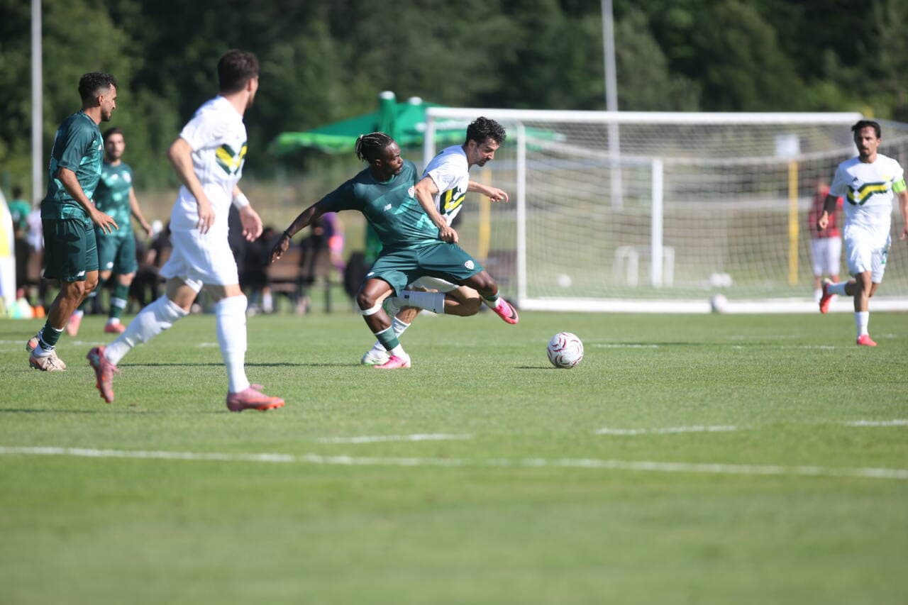 Bursaspor, Esenler Erokspor'u 2-0 Mağlup Etti: Yeni Sezon Öncesi Umut Veren Prova