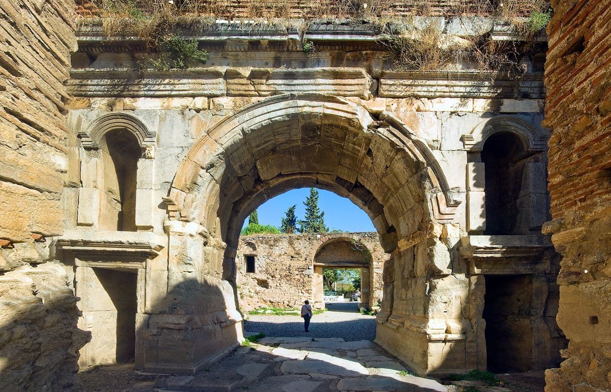 Bursa'nın İznik ilçesindeki tarihi Lefke Kapısı'nın taş kemerli ve yıkık duvarlarından bir görünüm.