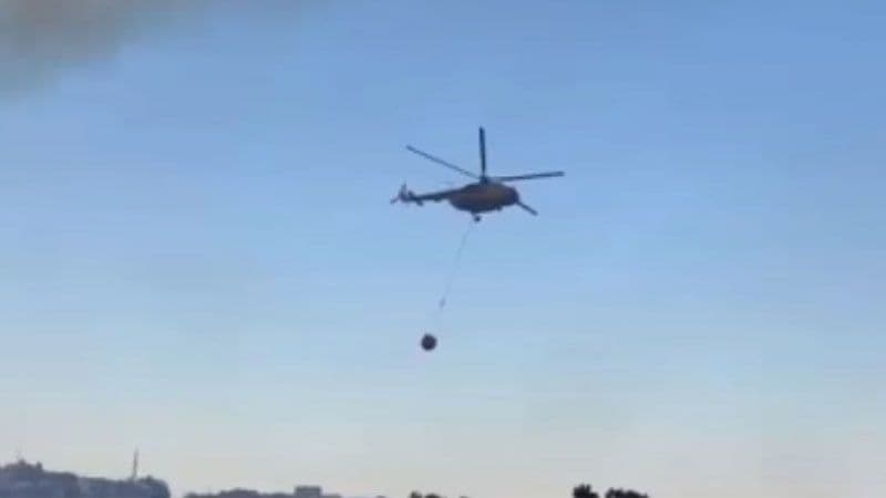 Bursa'da orman yangınına müdahale eden yangın söndürme helikopteri.