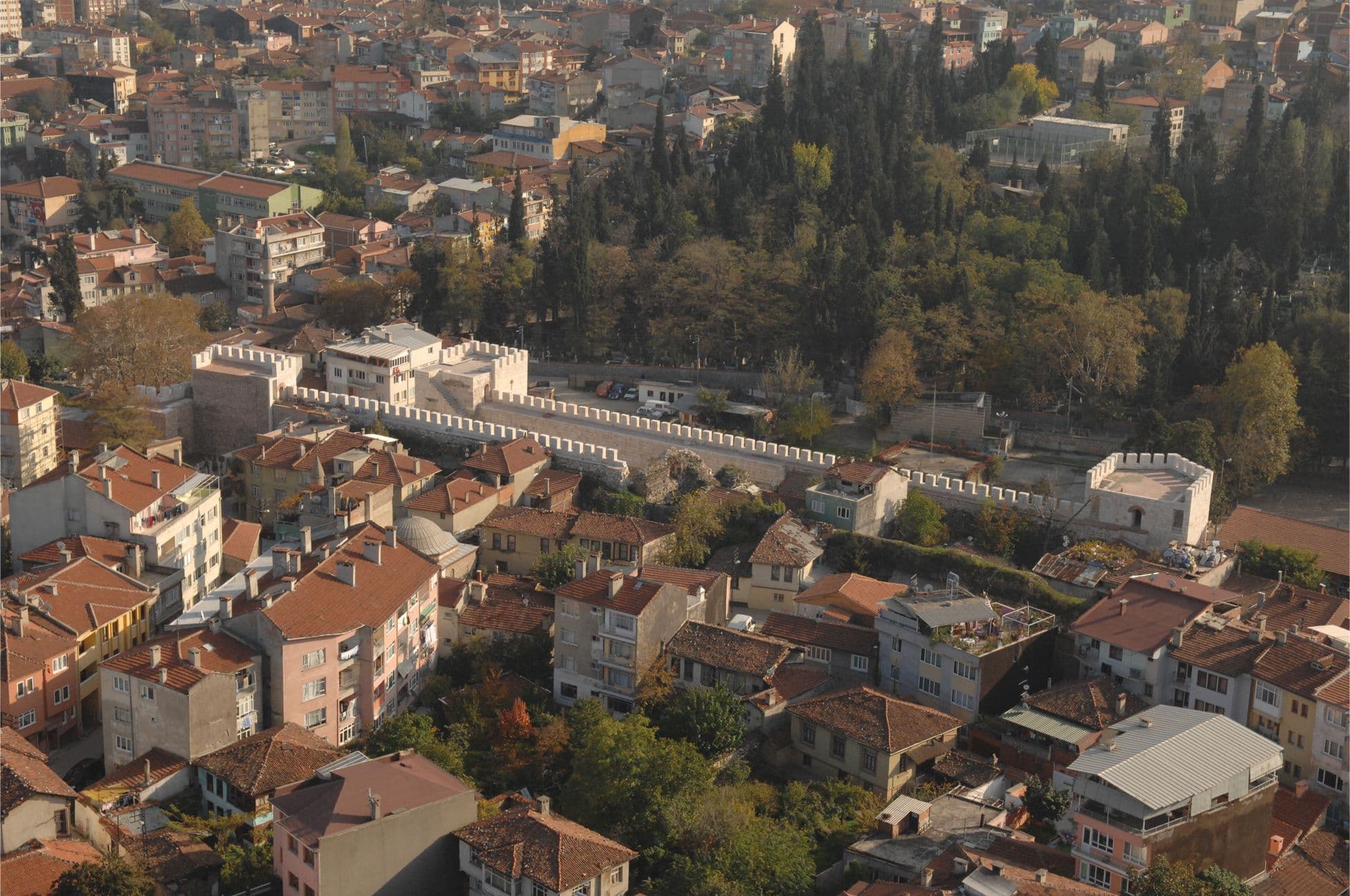 Bursa Kalesi'nin Hisar bölgesindeki tarihi surlarının ve çevresindeki yerleşim yerlerinin kuş bakışı görünümü.