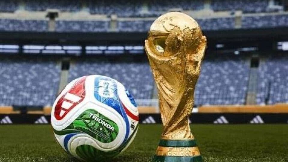 FIFA Dünya Kupası kupası ve futbol topu, İngiltere ekonomisi, spor etkisi.