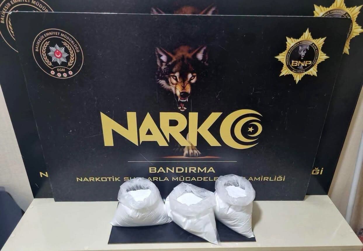 Bandırma'da Narkotik Operasyonu: Yüklü Miktarda Uyuşturucu ve Para Ele Geçirildi, 6 Kişi Tutuklandı