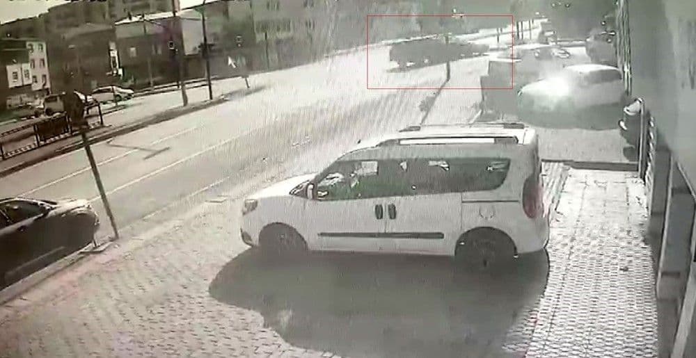 Bursa Yıldırım'da kırmızı ışık ihlali sonucu meydana gelen trafik kazasının güvenlik kamerası görüntüsü.