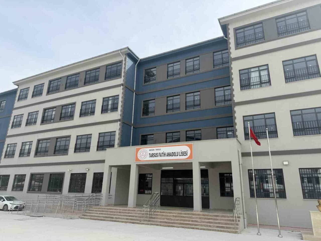 Mersin Tarsus Fatih Anadolu Lisesi binası dış görünüşü