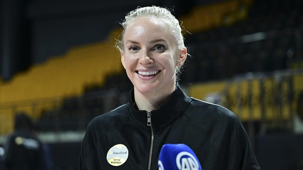 Voleybolcu Alexandra Annelise Frantti gülümsüyor