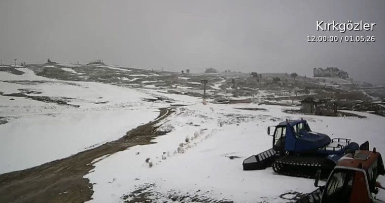 Uludağ'da mayıs ayında yağan karla kaplı zirve ve kar araçları.