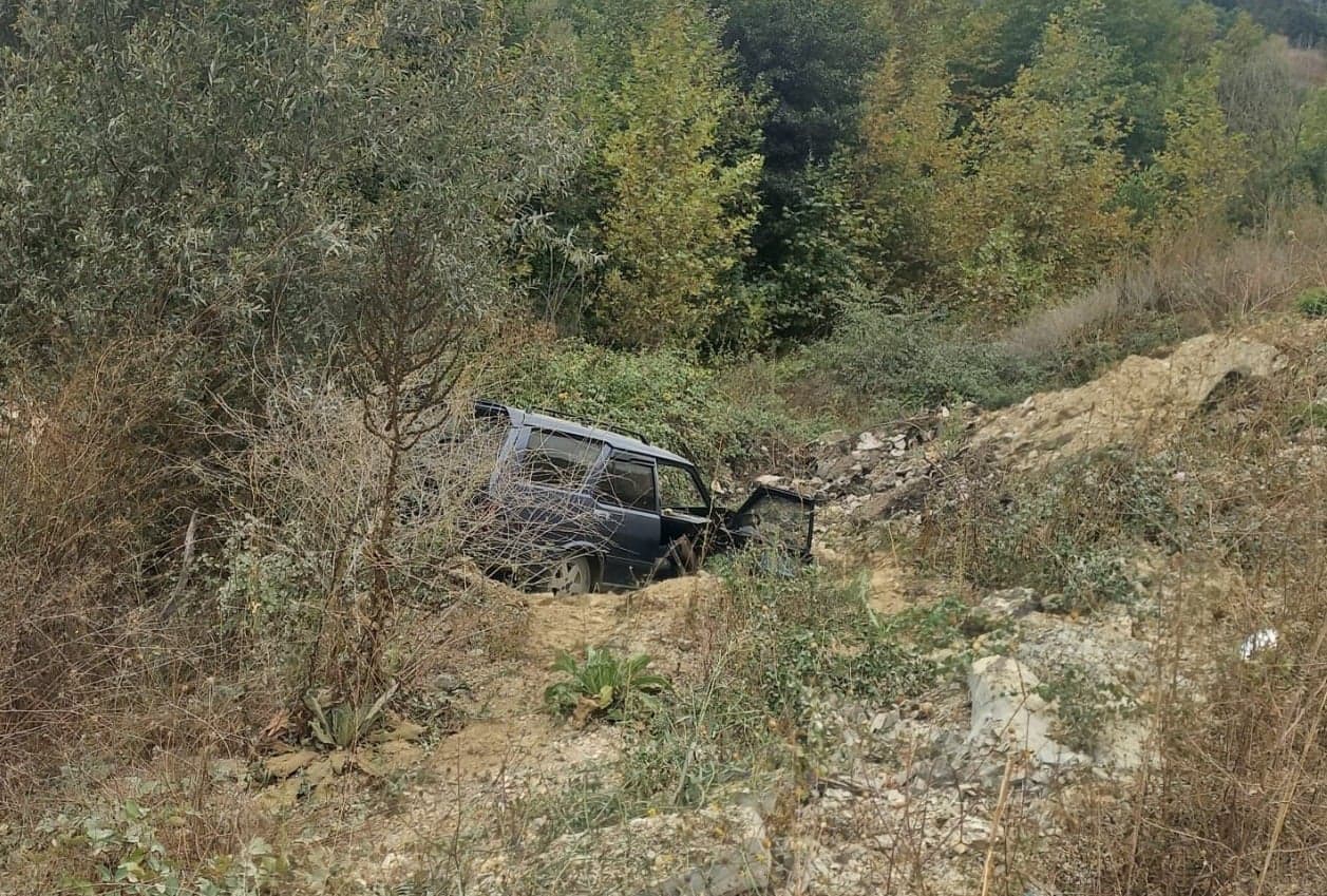Bursa İnegöl'de şarampole yuvarlanmış hasarlı otomobil.