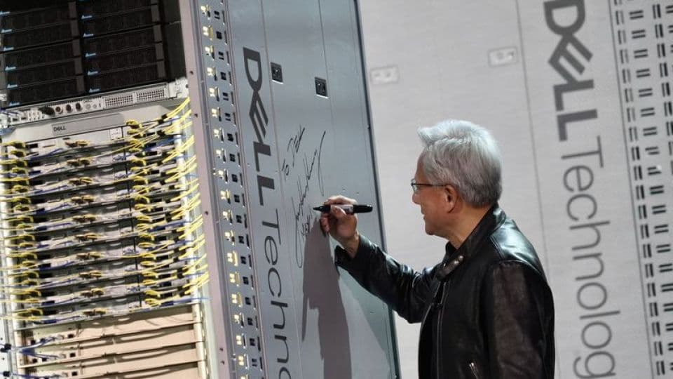 Nvidia CEO'su Jensen Huang, bir Dell sunucusunu imzalarken.
