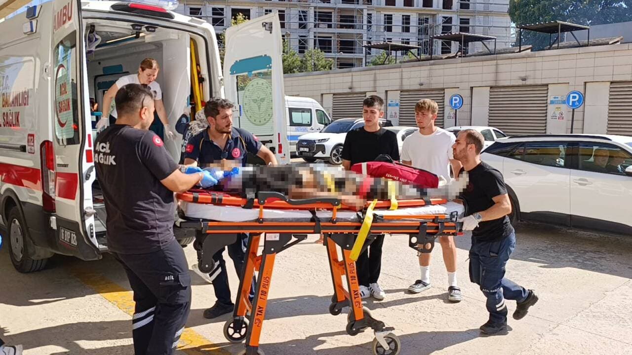 Bursa İnegöl'de traktör kazasında hayatını kaybeden 15 yaşındaki gencin ambulansa alınışı.