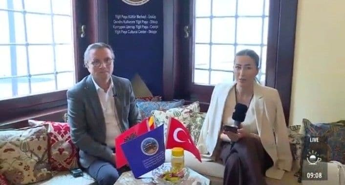 Şehir Plancısı Bayram Vardar, Kuzey Makedonya Devlet Televizyonu'nda Üsküp Çarşısı projesini anlatırken.