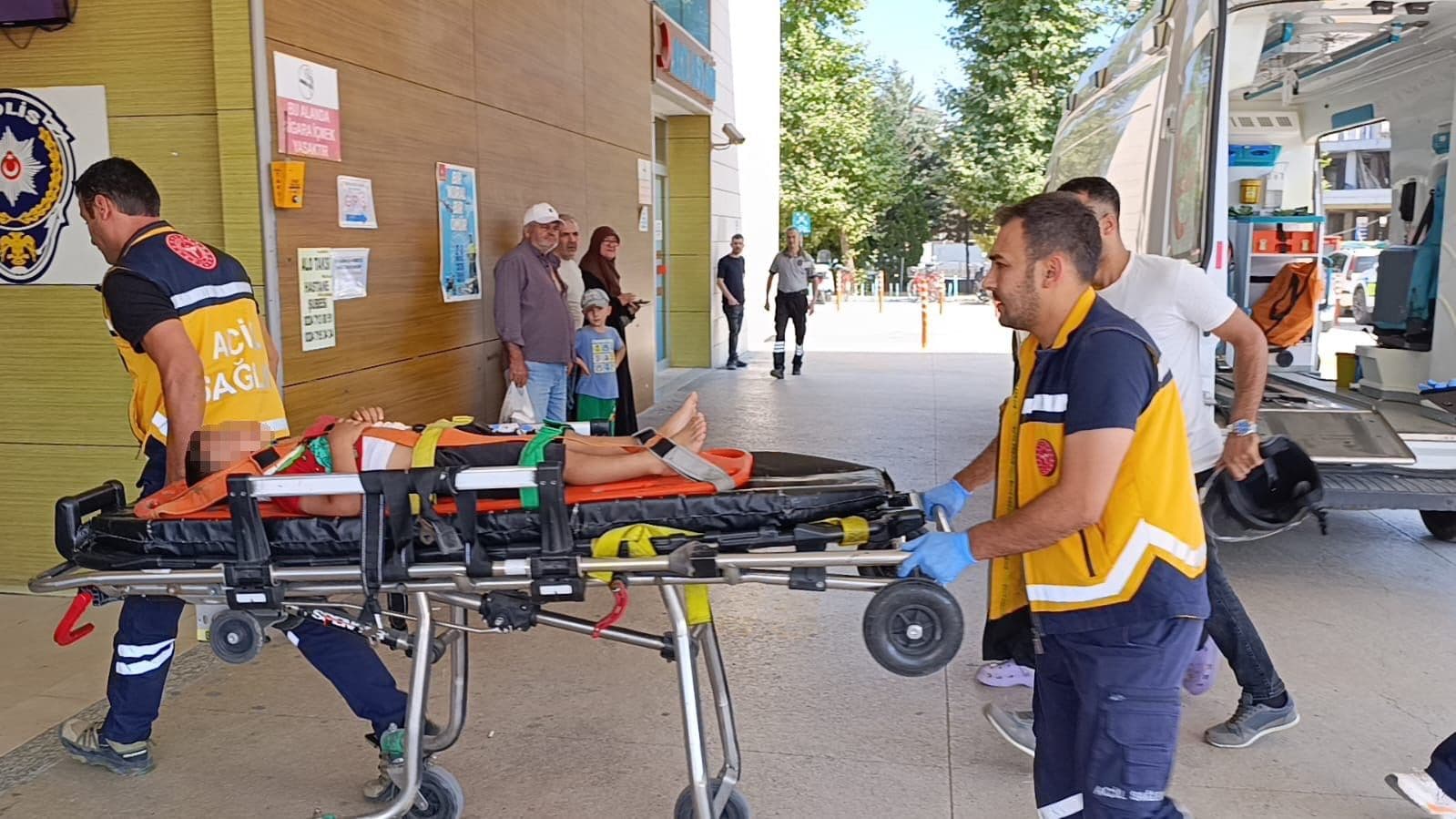 İnegöl'de balkondan düşen çocuğun sağlık ekipleri tarafından hastaneye taşınması.