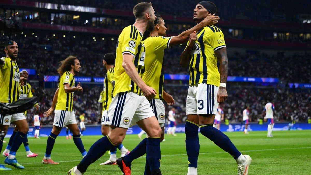 Fenerbahçe futbolcuları UEFA Şampiyonlar Ligi maçında gol sevinci yaşıyor.