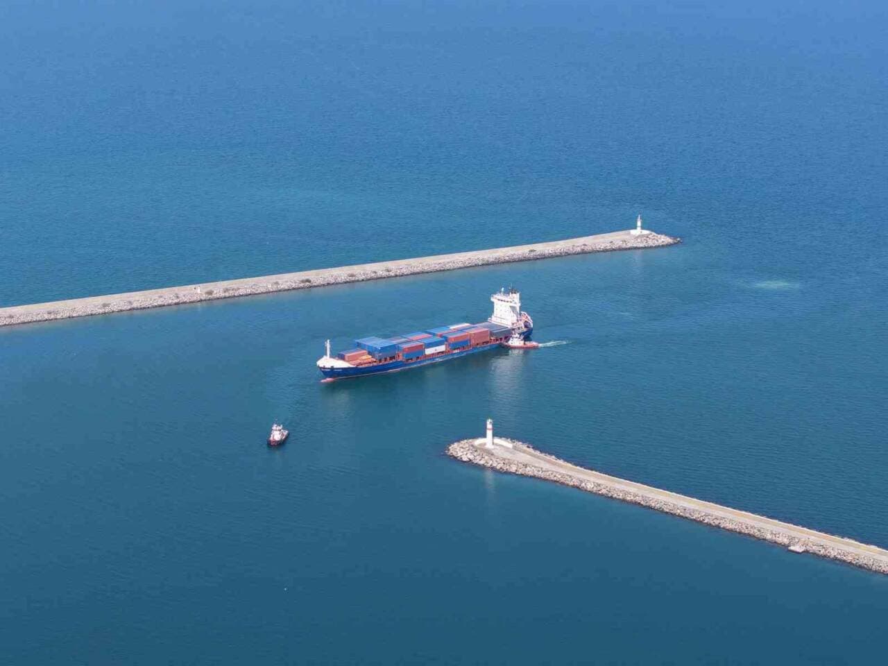 Karadeniz'de dron saldırısına uğrayan Türk konteyner gemisi limana çekiliyor.