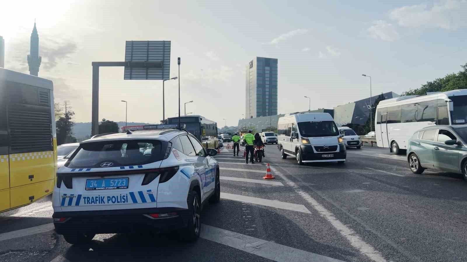İstanbul Şile Yolu'nda emniyet şeridi denetimi yapan trafik polisleri ve durdurulan araçlar.