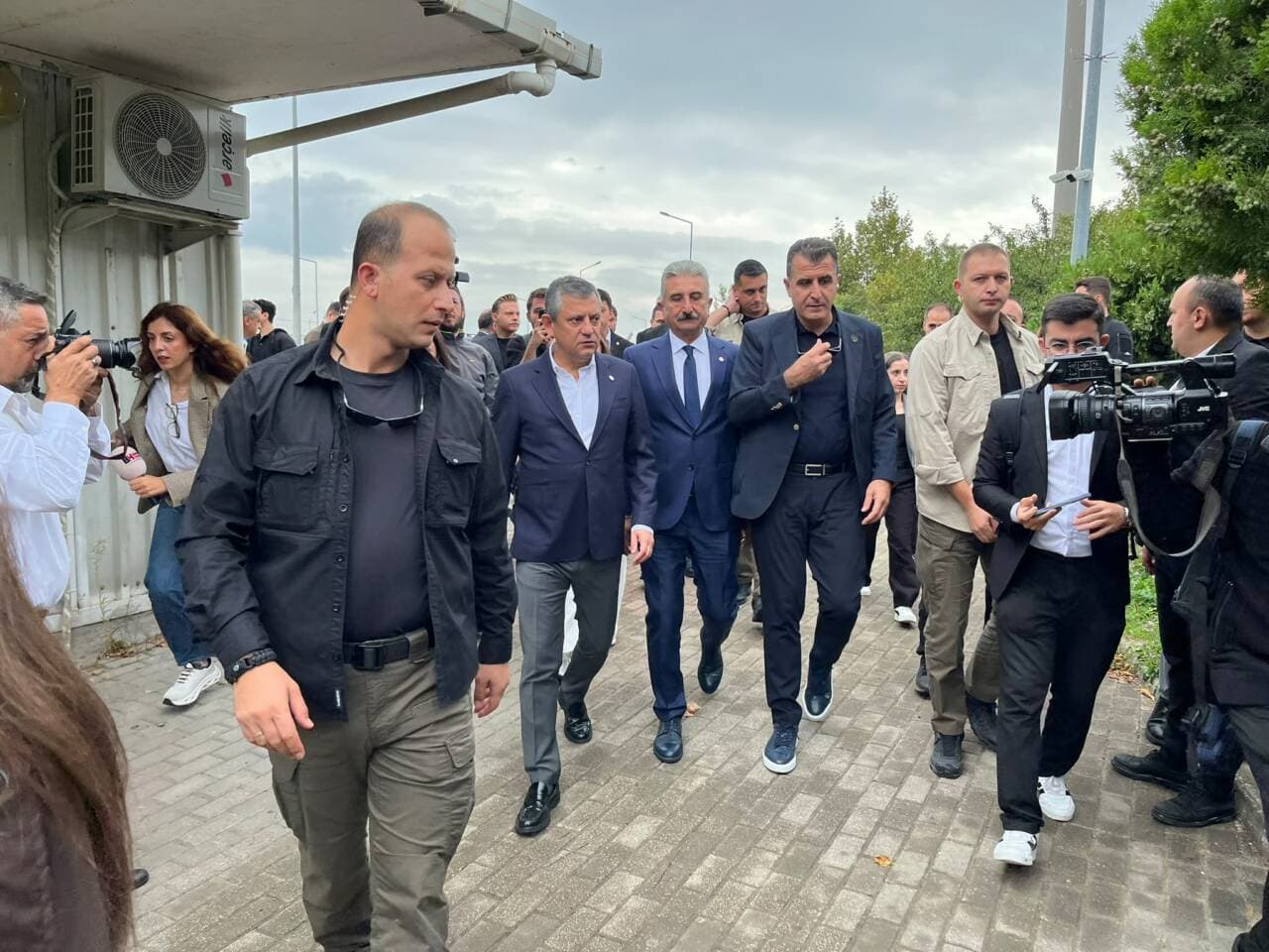 Özgür Özel'den Bursa'da Tutuklu Bozbey'e Ziyaret: 'Rozetini Kendim Takacağım'