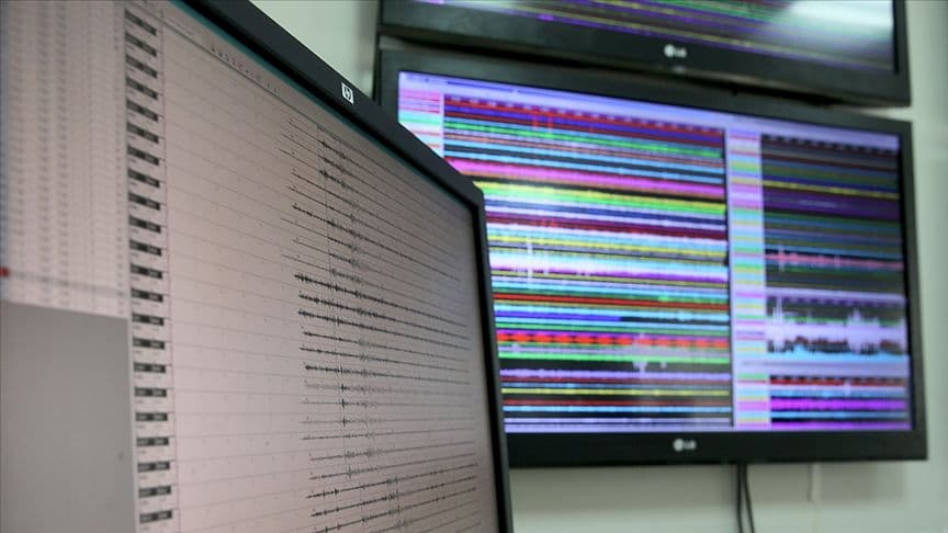 Deprem izleme merkezinde sismograf ekranları ve veri grafikleri.