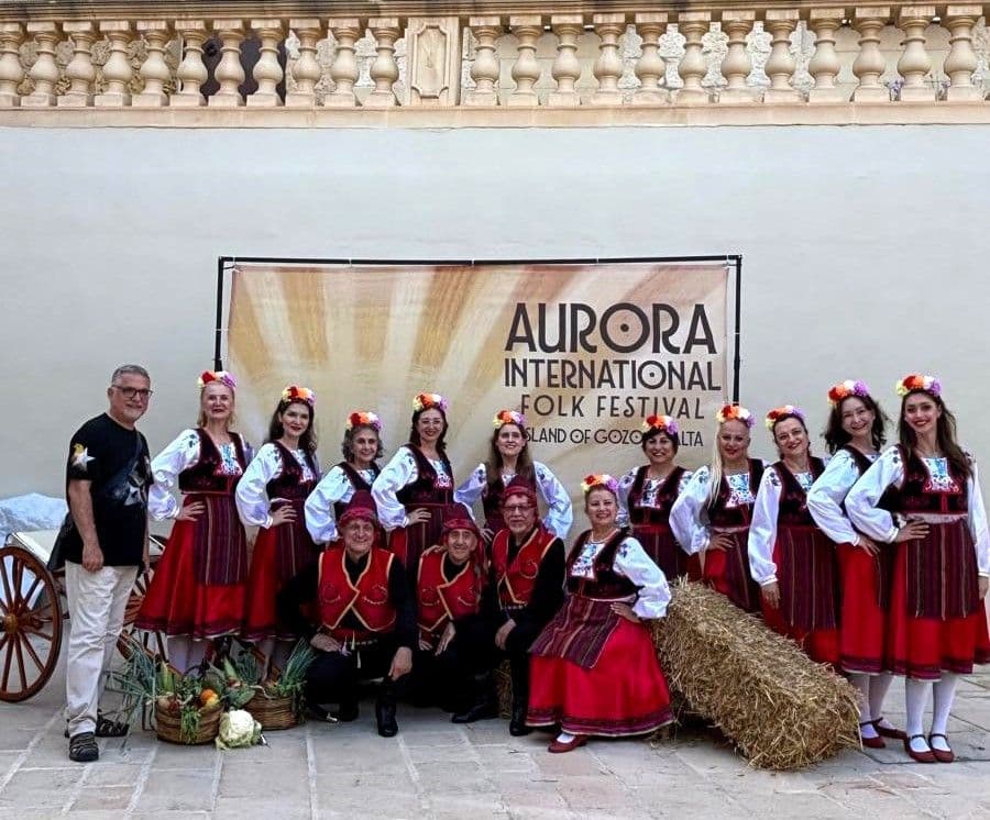 Bursa Uludağ Üniversitesi Halk Oyunları Topluluğu, Malta'daki Aurora Uluslararası Halk Festivali'nde geleneksel kıyafetleriyle poz veriyor.