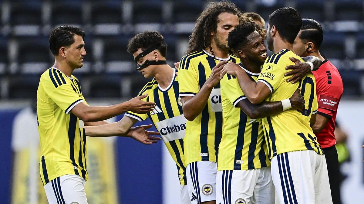 Fenerbahçeli futbolcular maç sırasında gol sevinci yaşıyor.