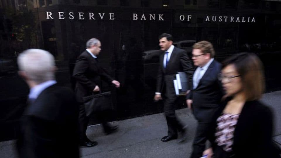 Avustralya Merkez Bankası binası önünde yürüyen insanlar