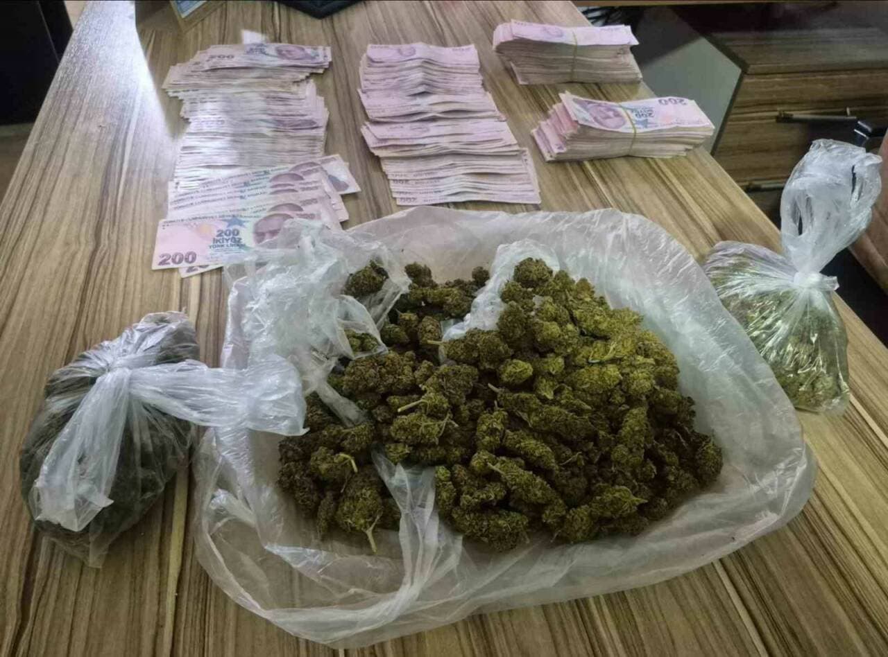 Bursa'da polisin ele geçirdiği uyuşturucu ve yüklü miktarda para.