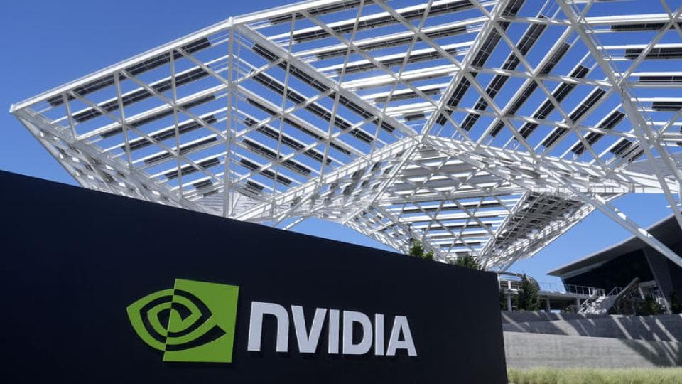 Nvidia logosu ve şirket binası.