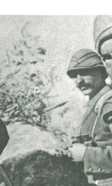 Çanakkale cephesinde bir asker, Atatürk'ün silah arkadaşı Alihan Övdüm'ün yakın plan fotoğrafı.