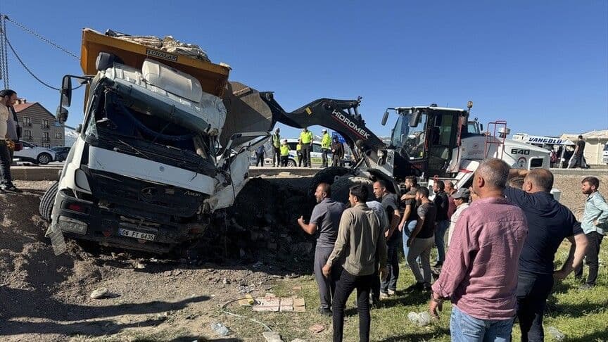Yüksekova'da kamyon ve minibüsün çarpıştığı feci trafik kazası sonrası olay yeri görüntüsü.
