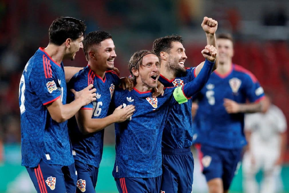Hırvatistan Milli Takımı oyuncuları, UEFA Uluslar Ligi maçında gol sevinci yaşıyor. Ortada Luka Modric.