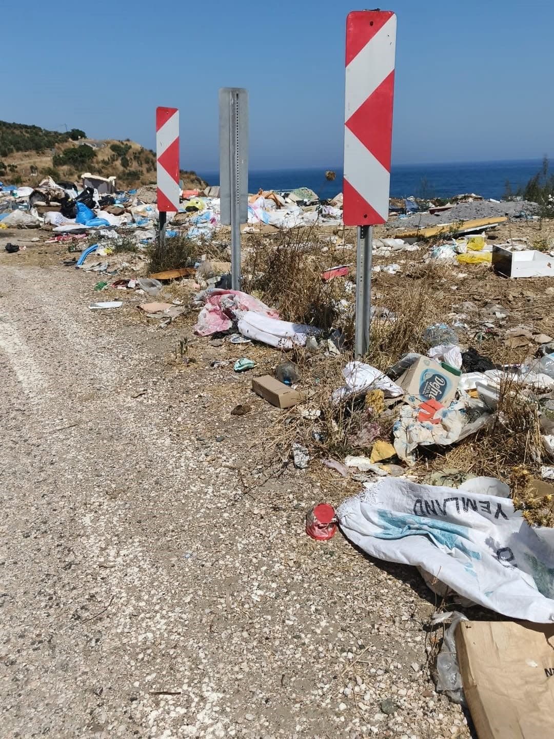 Balıkesir Kapıdağ'da yol kenarına atılmış çöpler ve deniz manzarası.