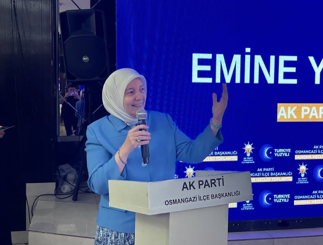AK Parti Bursa Milletvekili Emine Yavuz Gözgeç, Osmangazi İlçe Danışma Meclisi toplantısında kürsüde konuşma yaparken.