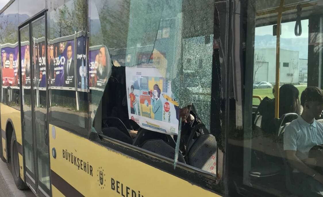 Bursa'da çim biçme makinesinden fırlayan taşla camı patlayan belediye otobüsü.