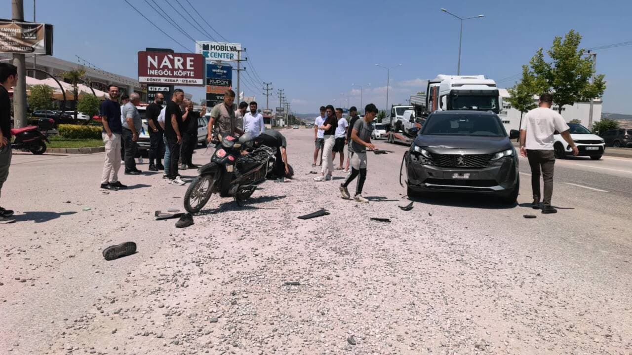 Bursa İnegöl'de ters yönden gelen motosiklet ile cipin çarpıştığı trafik kazası sonrası olay yeri.